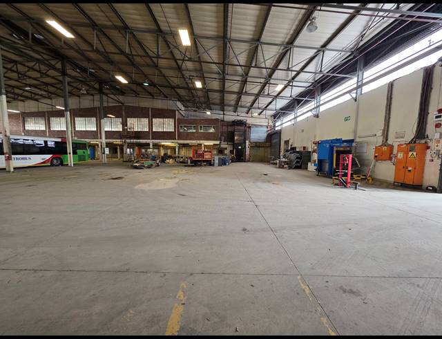 7,559M² FACTORY TO LET IN ROBERTSHAM